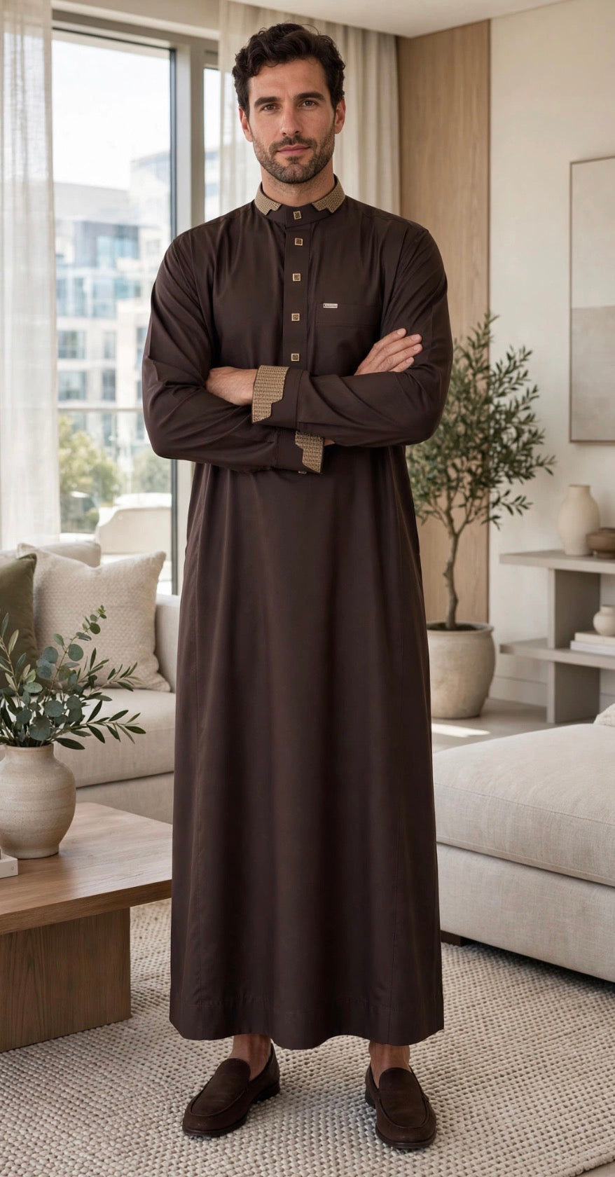 Homme portant un qamis Al Haramain élégant